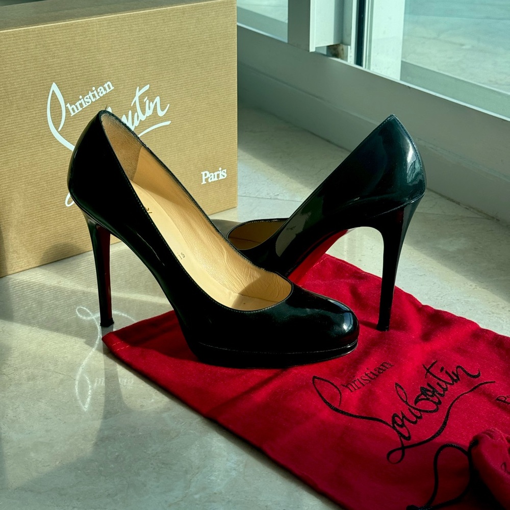 Christian Louboutin Simple Pump 120 Leather
Black Patent Stiletto Heels -size 39